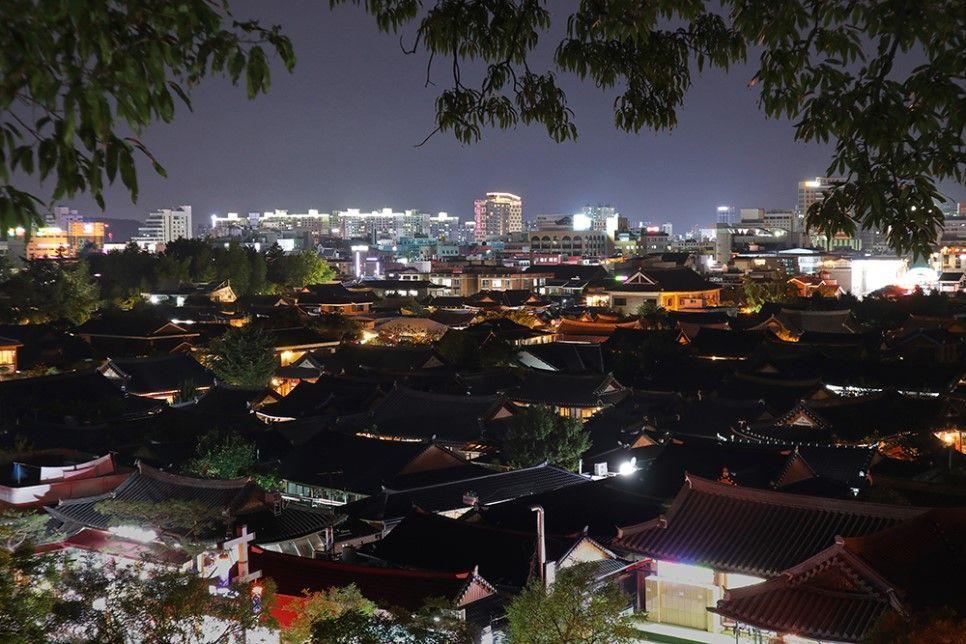 夜晚时分的全州韩屋村，灯光点缀下的传统屋顶显得格外迷人，适合用于展示全州夜景的醉人风采。